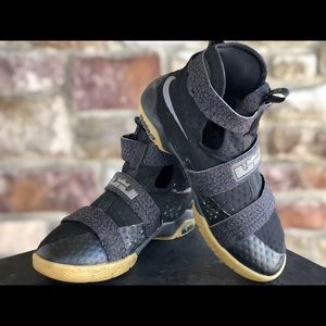 LEBRON SOLDIER 10